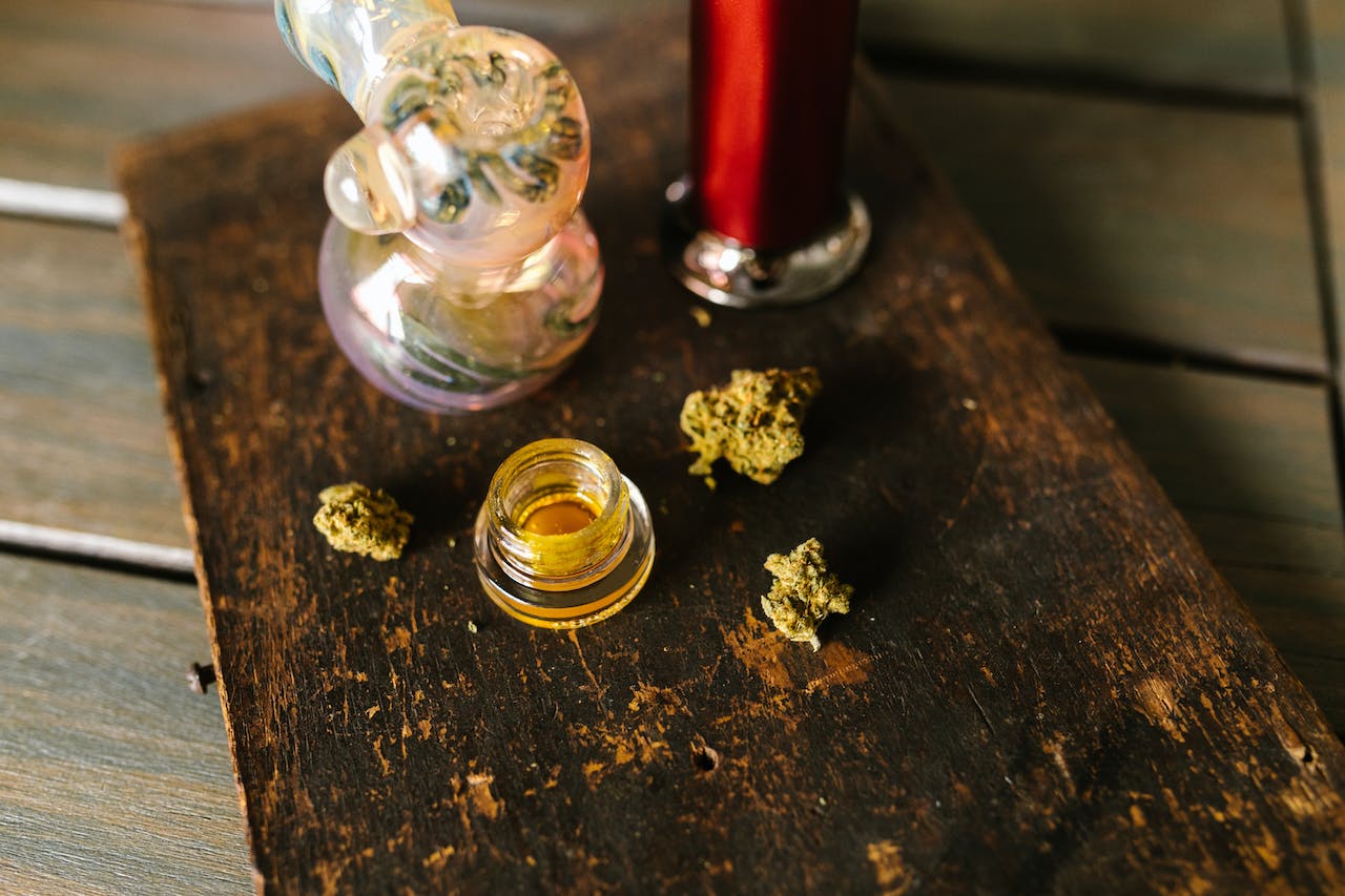 Weed Vaporizer vs. Smoking Pipe: Which Should You Buy? - Mixology